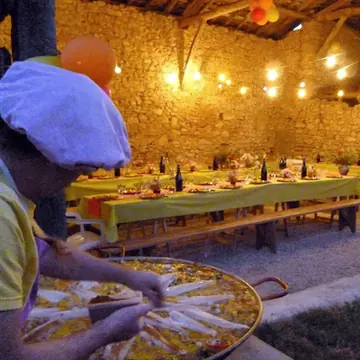 Didier Batut préparant un grand plat pour un repas de groupe en Ariège