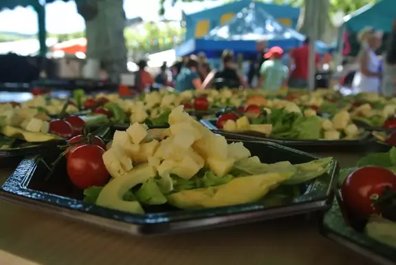 Assiettes fraîches préparées pour un buffet traiteur en Ariège