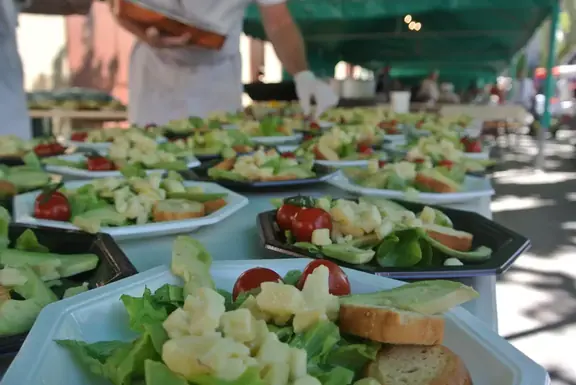 Assiettes préparées en série pour un repas de groupe