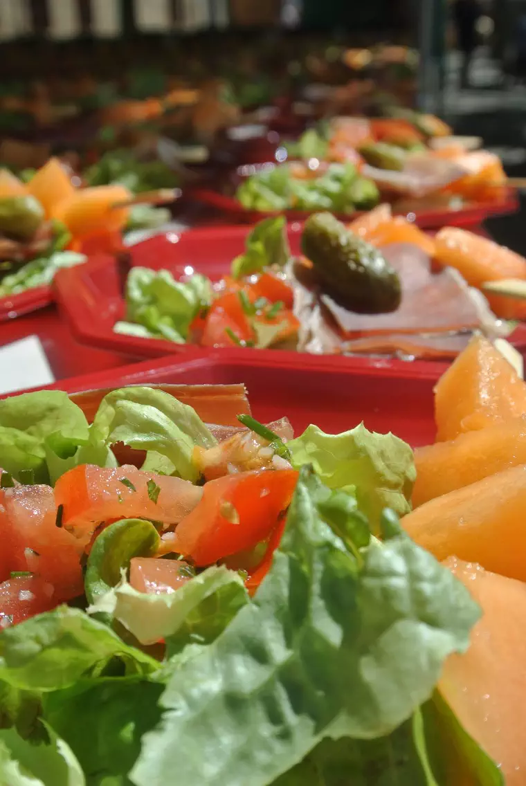 Assiette fraîche et colorée servie par Le Faitout Gourmand