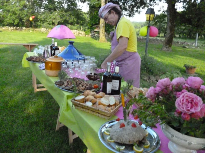 Table de réception en extérieur préparée par Le Faitout Gourmand